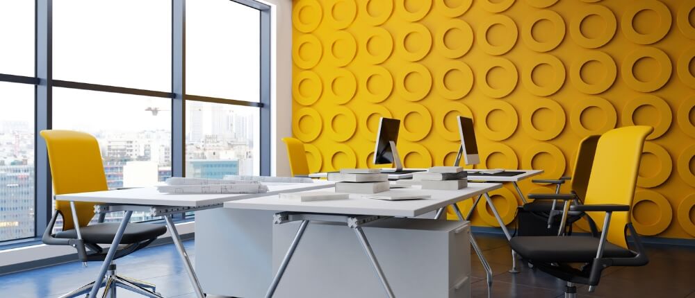 Büroraum mit gelben Stühlen, betont die Bedeutung einer Geschäftsinhaltsversicherung.