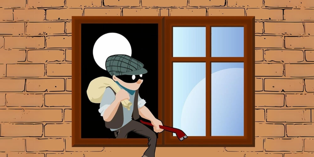 Ein maskierter Dieb entkommt erfolgreich durch ein Fenster ins Freie nach einem Einbruch. Dies unterstreicht die Wichtigkeit einer Hausratversicherung bei Einbruchdiebstahl.