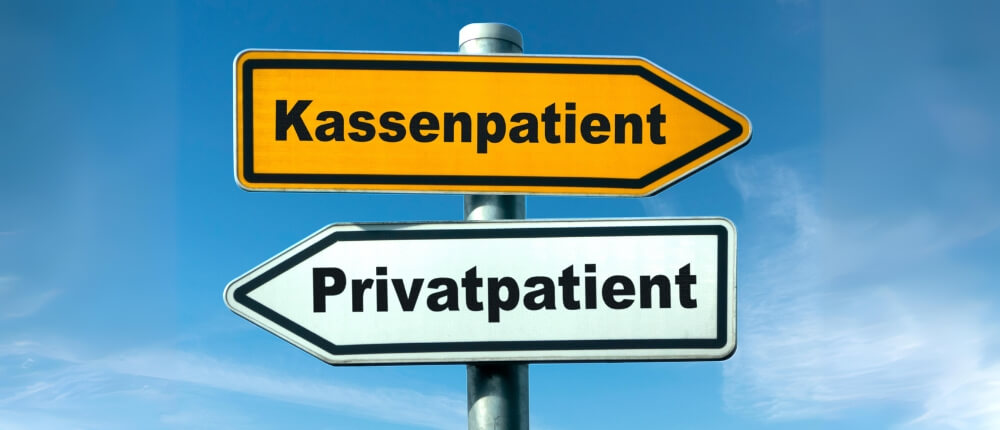 Ein Verkehrsschild mit der Aufschrift ‘Kassenpatient’ zeigt nach rechts, das andere mit der Aufschrift ‘Privatpatient’ zeigt nach links. Dies ist das Symbol für die Private Krankenversicherung.