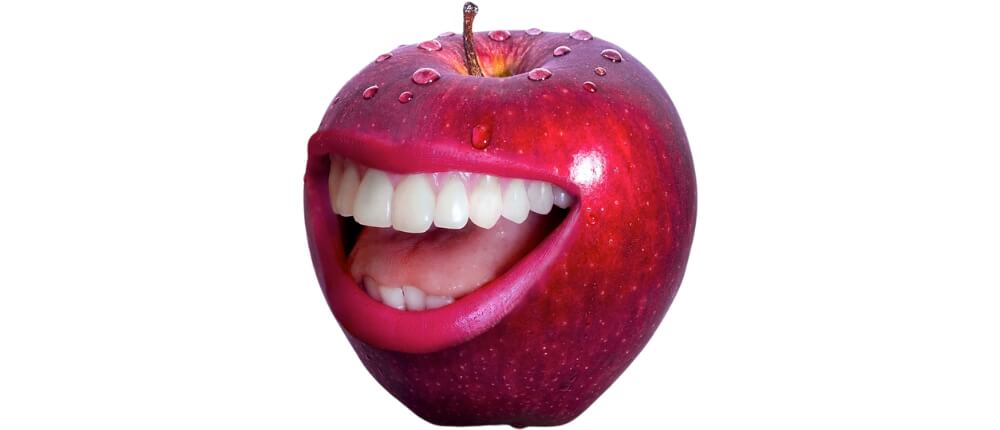 Ein roter Apfel mit strahlend weißen, lachenden Zähnen wirbt für eine Zahnzusatzversicherung.